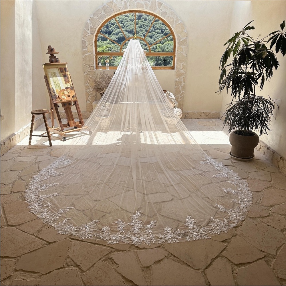 Ivory Lace Edged Bridal Veil - 1 Tier Cathedral Length